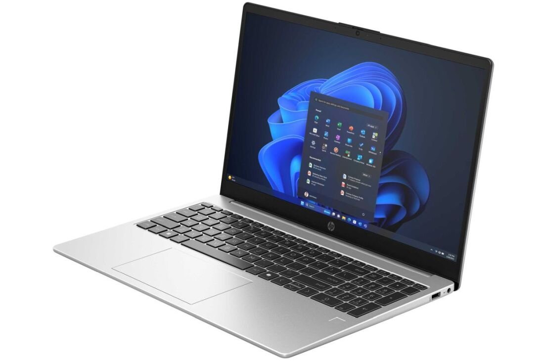 Laptop HP 255 G10 z ekranem Full HD, widok pod kątem, czarna klawiatura, srebrna obudowa, tło białe. - 15,6-calowy ekran o rozdzielczości 1920 x 1080 px (Full HD) 