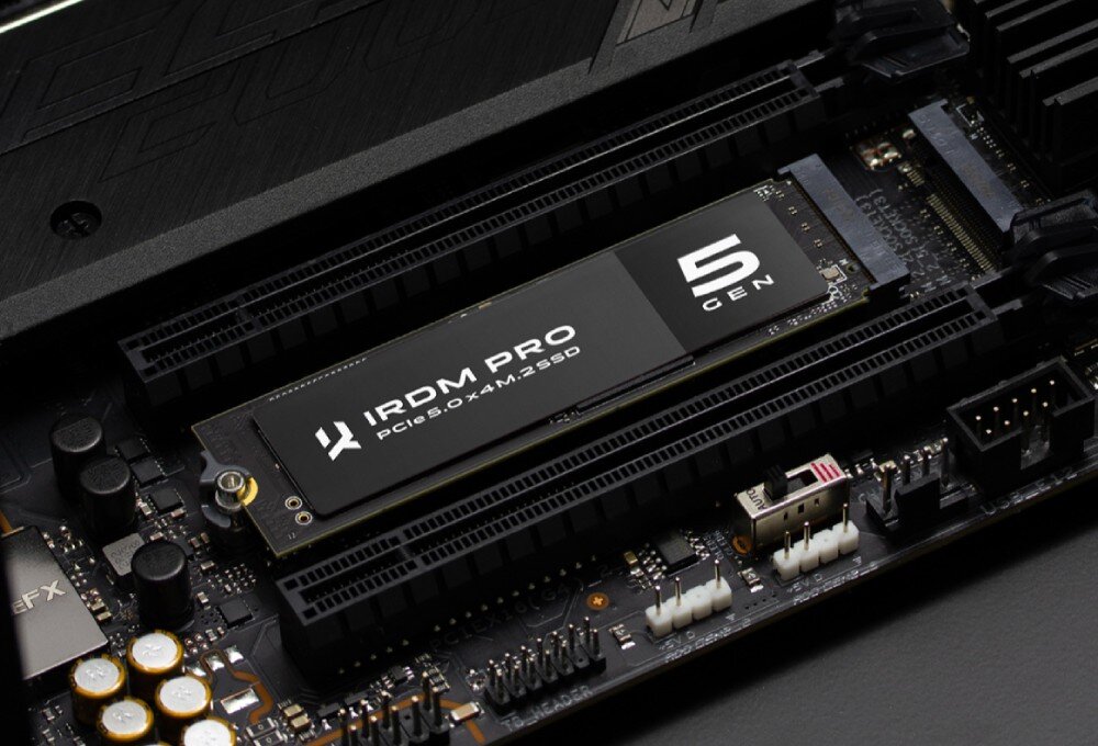 Dysk GOODRAM IRDM PRO Gen5 1TB SSD Dysk SSD M.2 zamontowany na płycie głównej, z oznaczeniem 'IRDM PRO PCIe 5.0 x4 M.2 SSD' i dużą cyfrą '5 GEN', opis