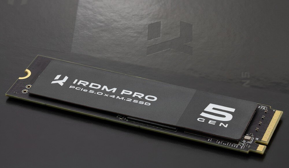 Dysk GOODRAM IRDM PRO Gen5 1TB SSD Dysk SSD M.2 z bliska, leżący na ciemnym tle z subtelnym odbiciem logotypu, widoczny złącz PCIe i napisy 'IRDM PRO' oraz '5 GEN', prędkość, szybkość, interfejs