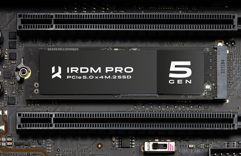 Dysk GOODRAM IRDM PRO Gen5 1TB SSD Dysk SSD M.2 zamontowany poziomo na płycie głównej komputera, z wyraźnym napisem 'IRDM PRO PCIe 5.0 x4 M.2 SSD' i cyfrą '5 GEN', pojemność, pamięć 3D TLC