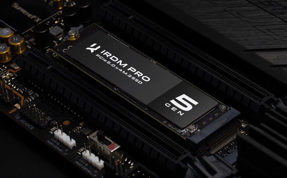 Dysk GOODRAM IRDM PRO Gen5 1TB SSD Widok pod kątem na zamontowany w slocie M.2 dysk SSD, otoczony złączami i elementami elektronicznymi płyty głównej, technologia Microsoft DirectStorage, funkcje
