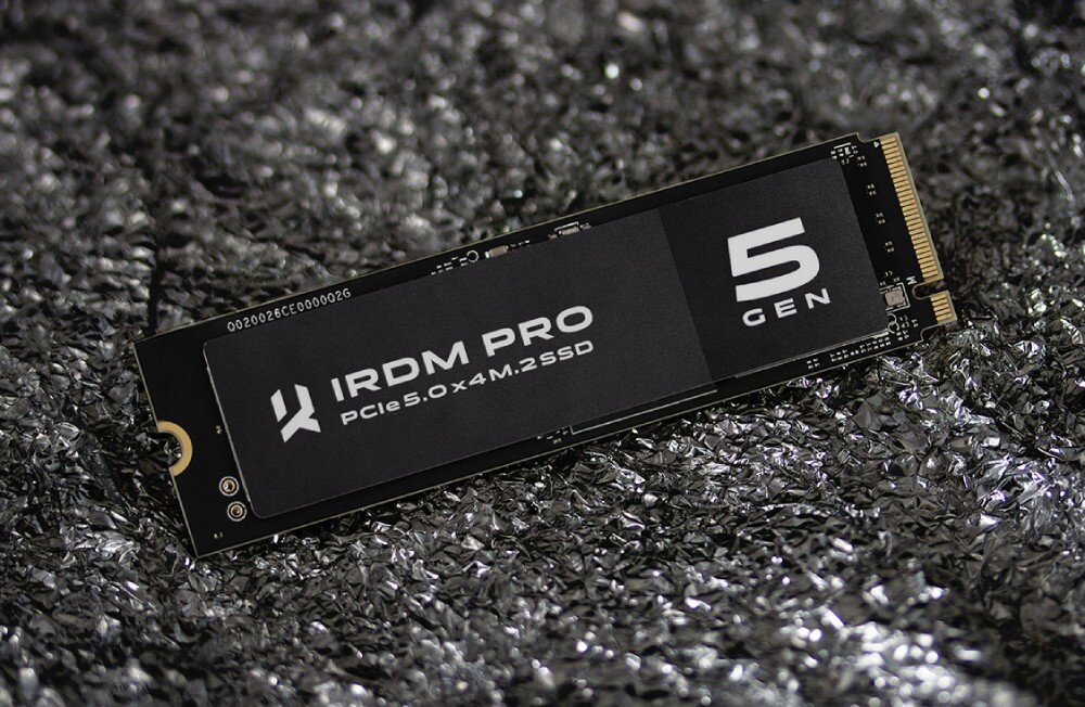 Dysk GOODRAM IRDM PRO Gen5 1TB SSD Dysk SSD M.2 położony na powierzchni o wyglądzie połyskującej, ciemnej folii, z wyraźnym logo i oznaczeniem generacji, wytrzymałość, żywotność, technologia