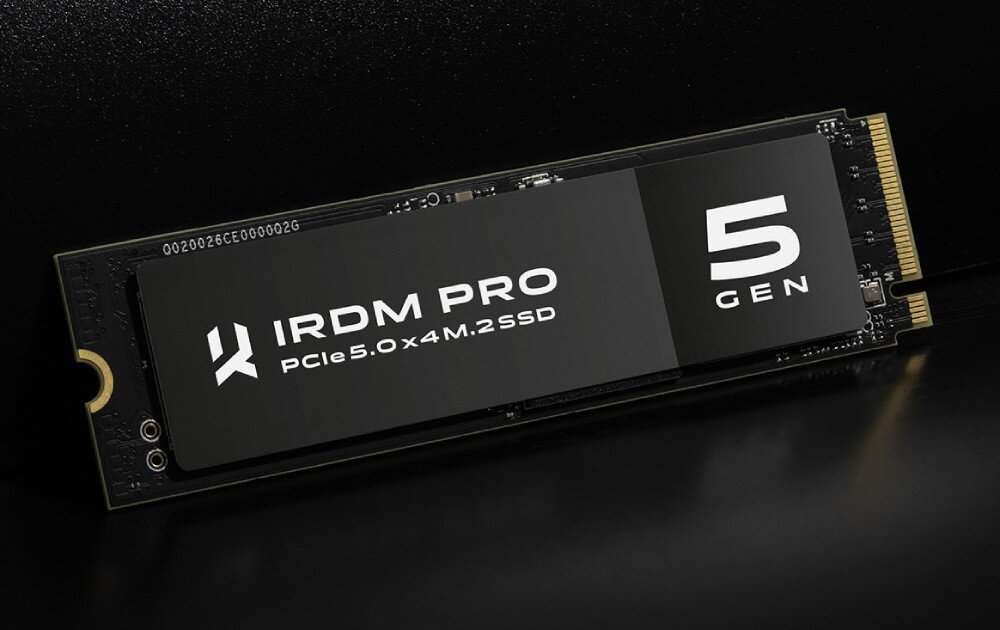 Dysk GOODRAM IRDM PRO Gen5 1TB SSD Dysk SSD M.2 ustawiony na czarnym tle, pokazany pod kątem z widocznym złączem, logo 'IRDM PRO' i napisem '5 GEN', interfejs, standard