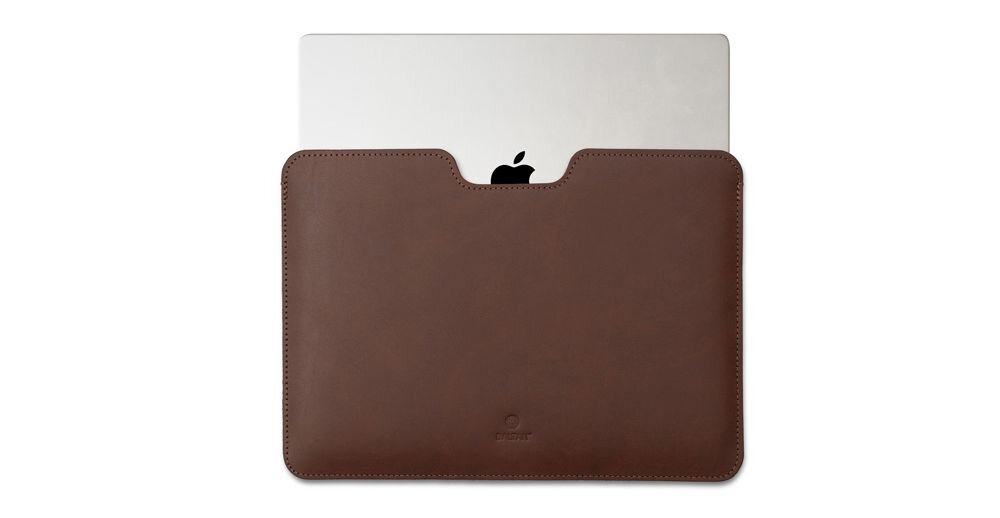 Ciemnobrązowe etui na laptopa z widocznym logo producenta, z którego wystaje srebrny laptop z czarnym logo w kształcie jabłka.