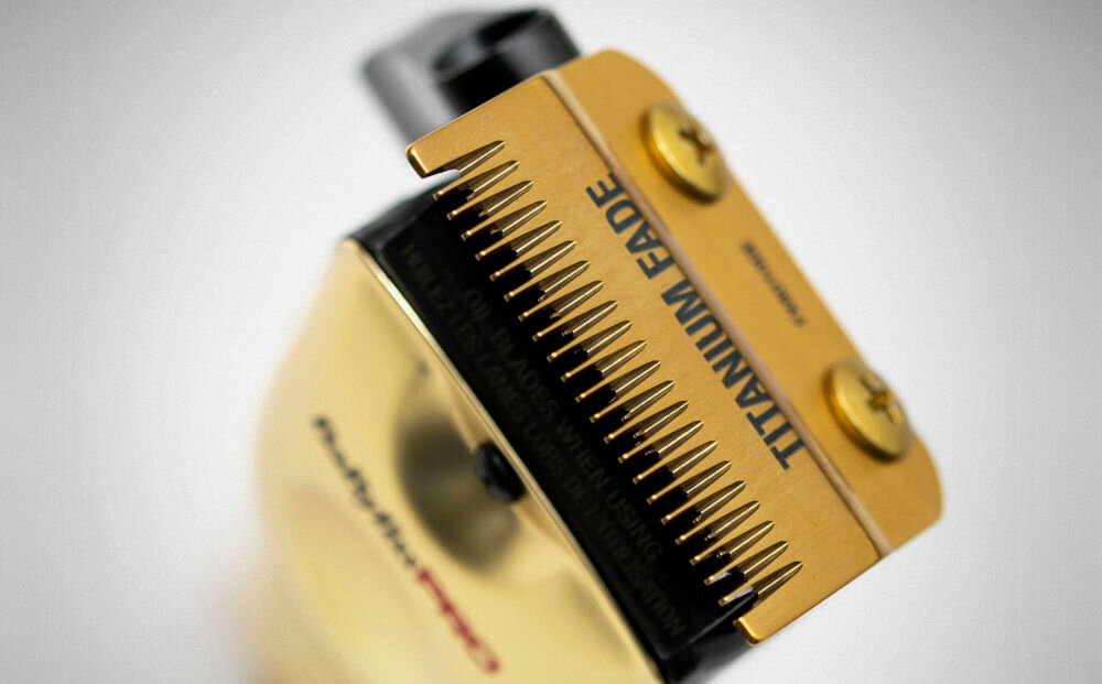 Strzyżarka BABYLISS Pro FX825GE bateria litowo-jonowa pojemność 3300  mAh  do 140 minut bezprzewodowej pracy jedno ładowanie około 4 godzin dla intensywnej pracy praca przewodowa i bezprzewodowa pełna swoboda 