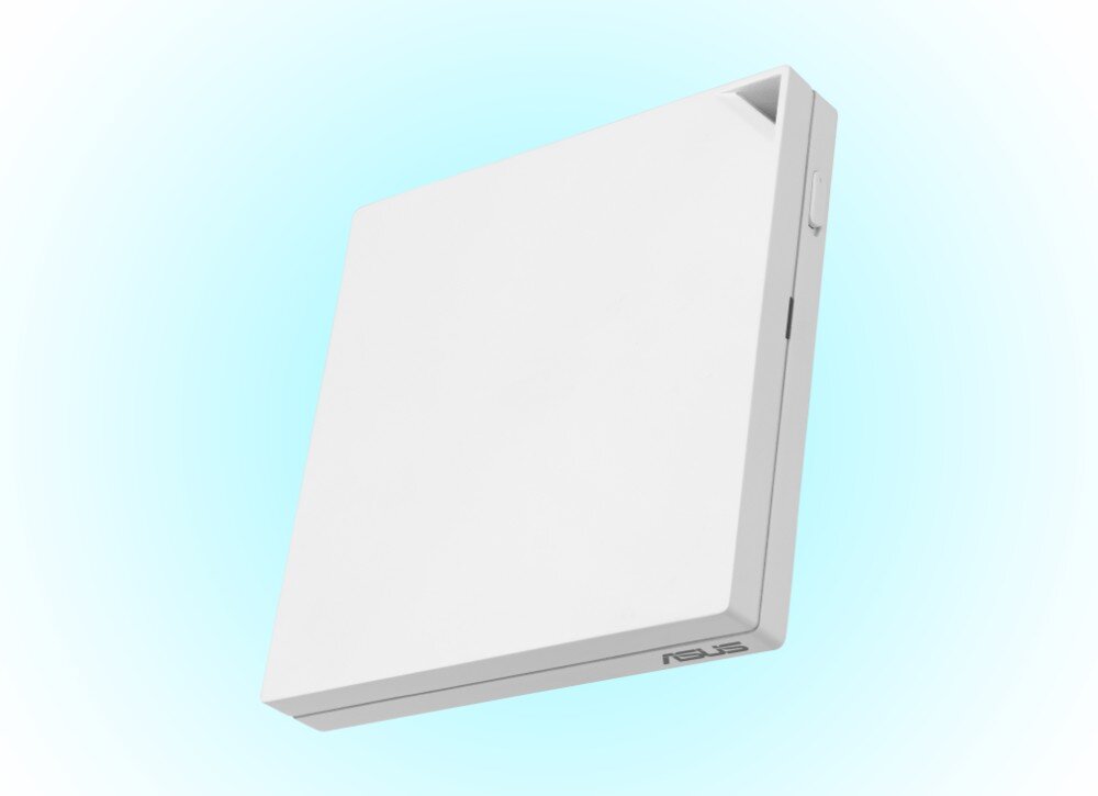 Router ASUS RT-AX57 Go AX3000 Białe kwadratowe urządzenie sieciowe z minimalistyczną obudową i logo producenta w rogu, widoczne pod kątem na jasnoniebieskim tle