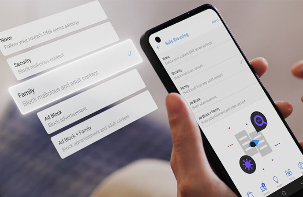 Router ASUS RT-AX57 Go AX3000 Dłoń trzymająca smartfon z włączoną aplikacją mobilną, na ekranie której widoczne są ustawienia funkcji 'Safe Browsing' i blokowania reklam