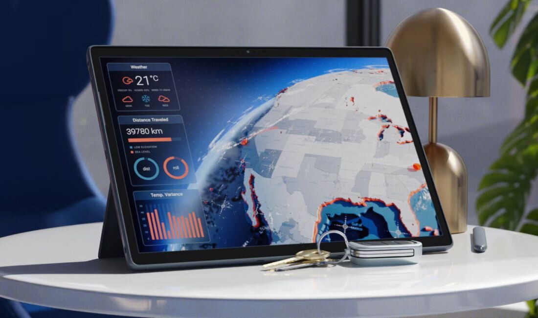 Tablet DELL Latitude 7350 wyświetlający zaawansowany dashboard z danymi meteorologicznymi przy temperaturze 21 stopni Celsjusza, interaktywną mapą 3D Antarktydy z czerwonymi i niebieskimi oznaczeniami, dystansem przejechanym 39780 km oraz wykresami wariancji temperatur, styl urządzenia na białym biurku z lampą złotą i roślinami, narzędzie do analizy danych dla naukowców i analityków   