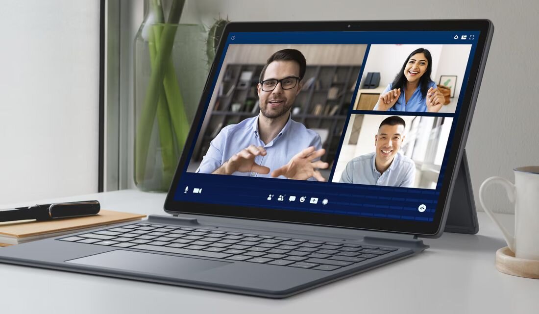 Tablet DELL Latitude 7350 w trybie laptopa z pełnowymiarową klawiaturą grafitową na białym biurze podczas wideokonferencji z trzema uczestnikami, mężczyzna w jasnej koszuli gestykulujący podczas prezentacji online, długi czas pracy na baterii, tło z roślinami i kubkiem kawy, urządzenie dla profesjonalnej komunikacji biznesowej - Bateria litowo-jonowa 46,5 Wh