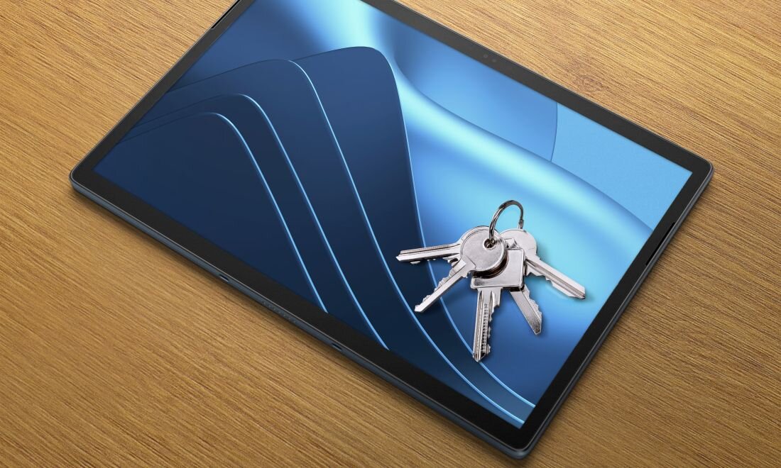 Tablet DELL Latitude 7350 leżący na drewnianym stole z jasnego dębu z pękiem kluczy domowych na ekranie, abstrakcyjne tło w kolorach niebieskim i grafitowym z falistymi liniami, kompaktowa konstrukcja z wąskimi ramkami, rozwiązanie mobilne dla pracy w domu i biurze - Ekran 13,3 cala  