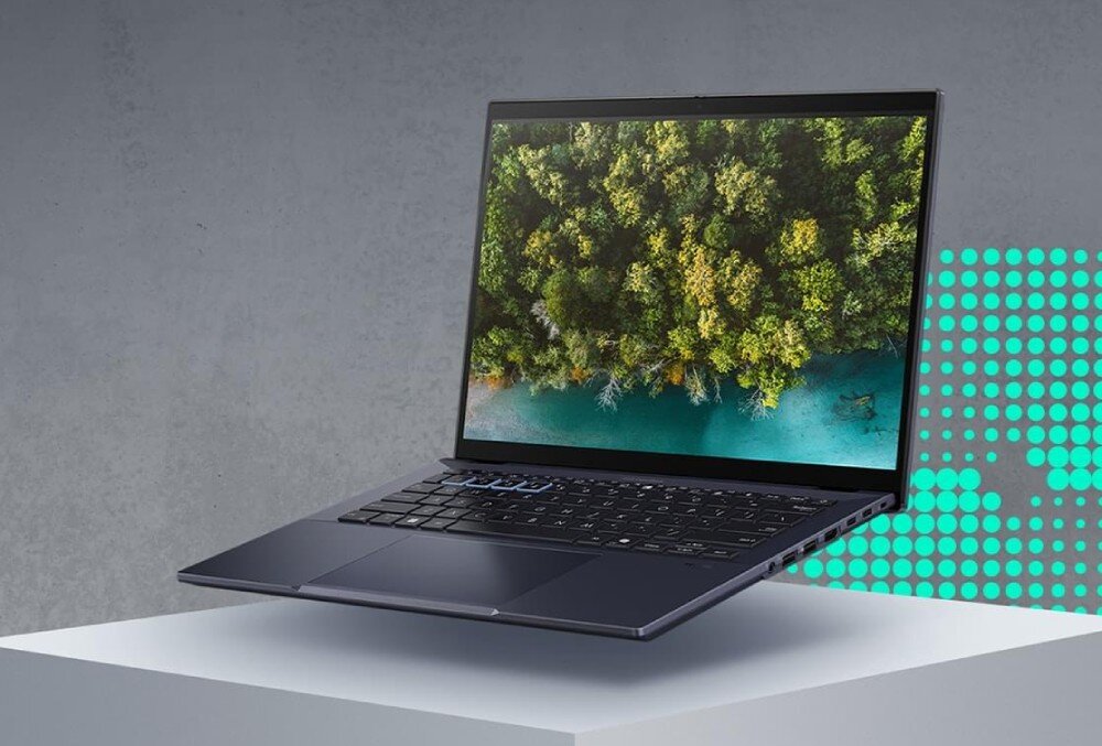 Laptop ASUS ExpertBook B5404CMA-Q50339X Laptop unosi się nad jasną powierzchnią, wyświetlając na ekranie zdjęcie lasu i turkusowej rzeki, porty, złącza, podłączenie