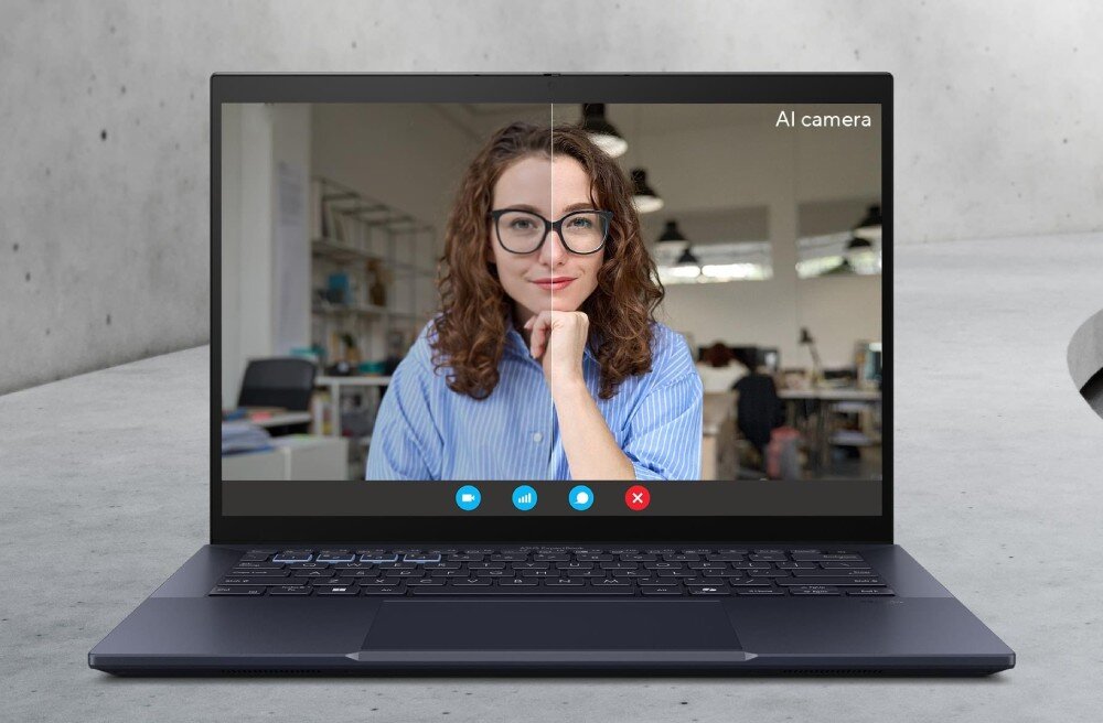 Laptop ASUS ExpertBook B5404CMA-Q50339X Laptop otwarty na biurku, wyświetlający na ekranie podzielony obraz z wideokonferencji. Po lewej stronie widać zwykły obraz, a po prawej poprawiony przez AI, z lepszym oświetleniem i ostrością, kamera internetowa, komunikacja, śledzenie twarzy