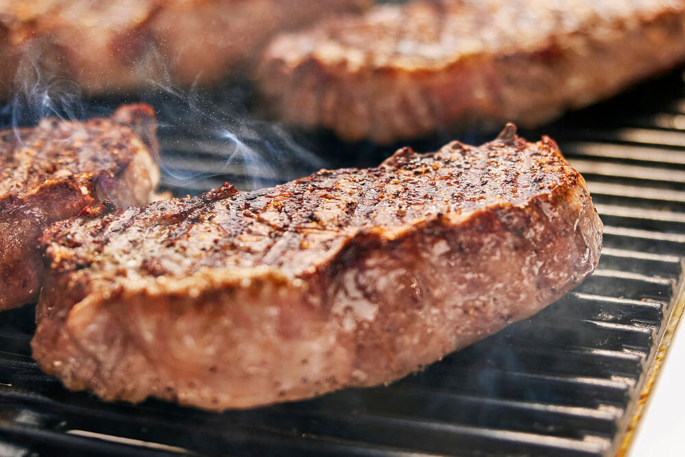 Grill elektryczny WEBER Lumin Compact Czerwony ustawienia opcje kompaktowa konstrukcja