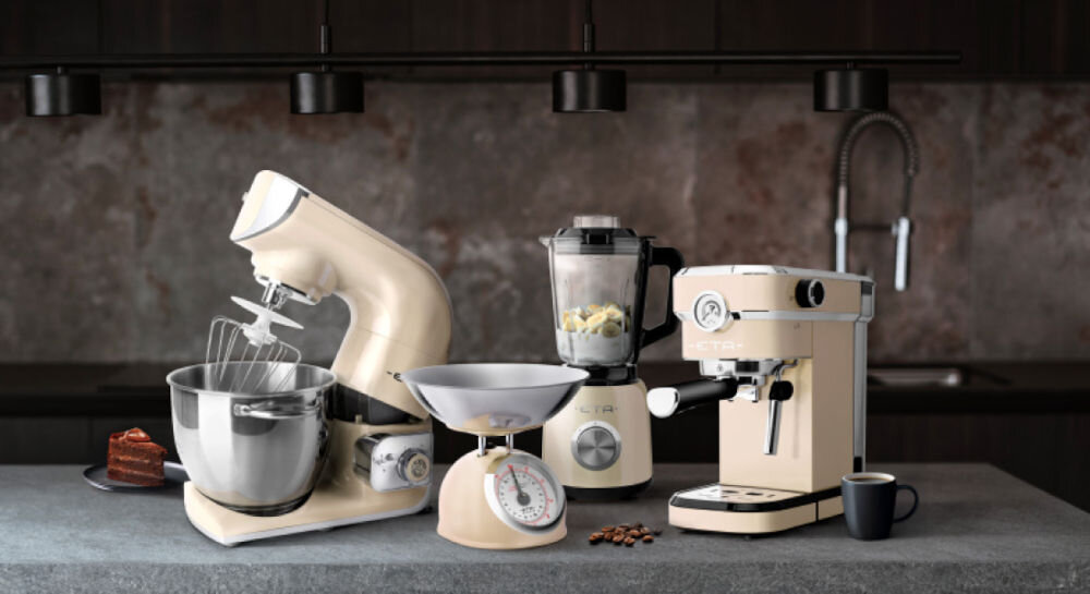 Blender kielichowy ETA Storio 901190010 Beżowy ciemne tło beżowe sprzęty stoją na ciemnym blacie mikser z misą waga ekspres blender cicha praca zaledwie 75 dB(A) intuicyjny panel sterowania ergonomiczny uchwyt Długość kabla wynosząca 1,2 metra wydajność bezpieczeństwo elegancki wygląd 