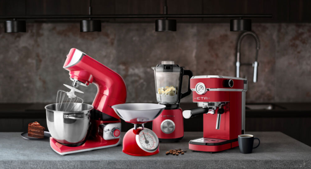 Blender kielichowy ETA Storio 901190020 Czerwony ciemne tło czerwone sprzęty stoją na ciemnym blacie mikser z misą waga ekspres blender cicha praca zaledwie 75 dB(A) intuicyjny panel sterowania ergonomiczny uchwyt Długość kabla wynosząca 1,2 metra wydajność bezpieczeństwo elegancki wygląd 