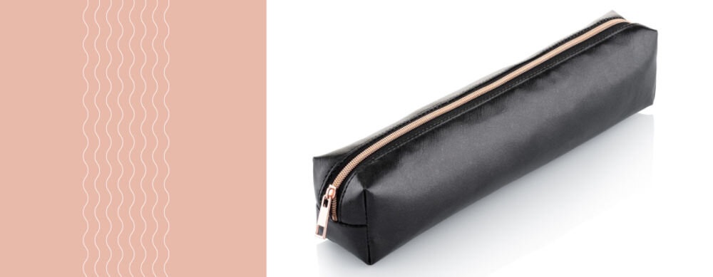 Prostownica ETA Fenite 933690010 230 stopni jasno różowe tło na zdjęciu czarne etui na zamek bogaty komplet akcesoriów szczotka grzebień dwie klamry do włosów poręczne lusterko stylowe etui do przechowywania praktyczny prezent funkcjonalny element codziennej pielęgnacji styl wygoda optymalne efekty