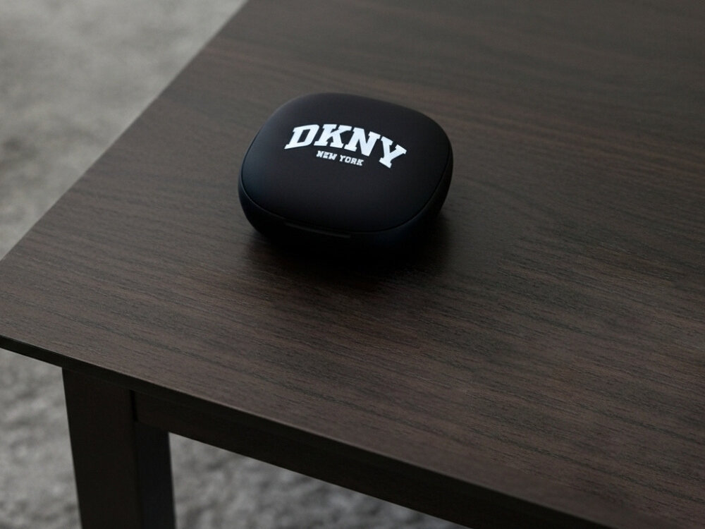 Słuchawki dokanałowe DKNY DKTWS3DNYAK
			słuchawki na stoliku matowe gumowe wykończenie kompaktowa forma duże logo marki