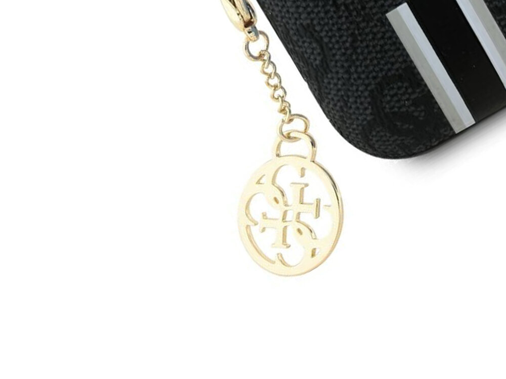 Etui na słuchawki Guess 4G Printed Stripes Charm
            zbliżenie na karabińczyk
            logo marka guess wzór spójność karabińczyk