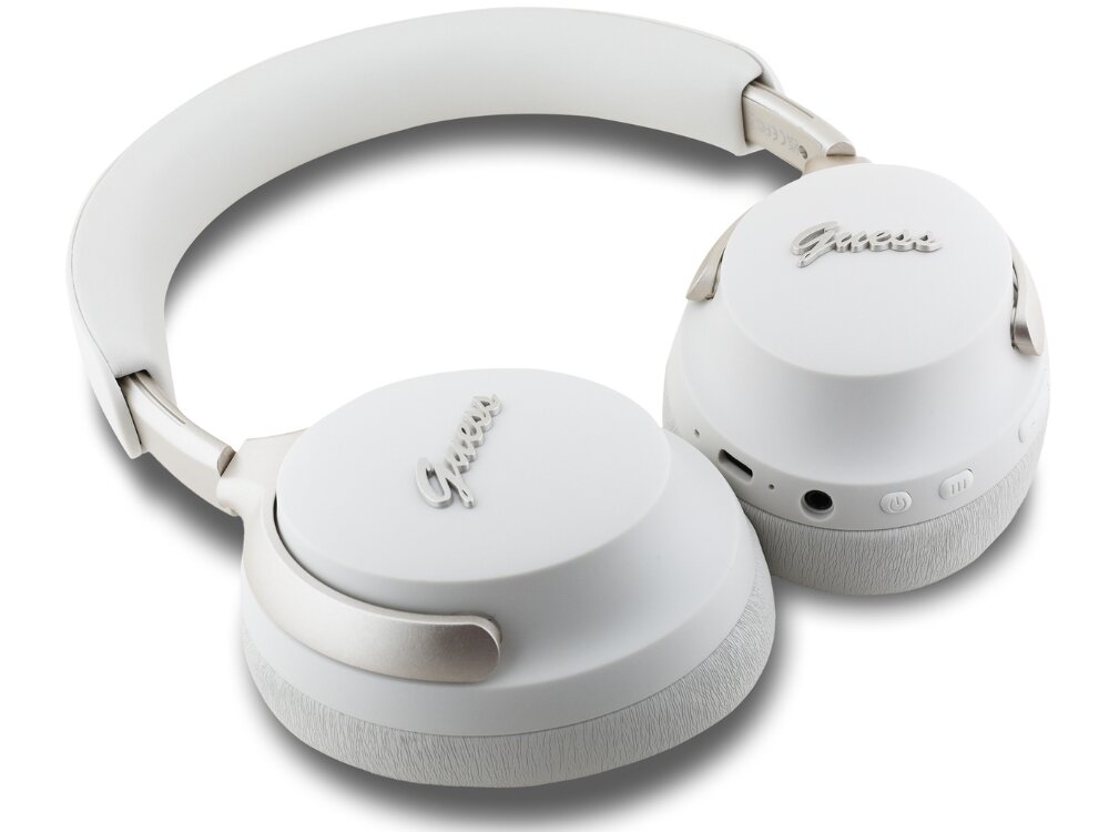 Słuchawki nauszne GUESS GUBHC22PSFCSME
 – ANC, ENC i Bluetooth 5.4 w słuchawkach nausznych, słuchawki po skosie na białym tle