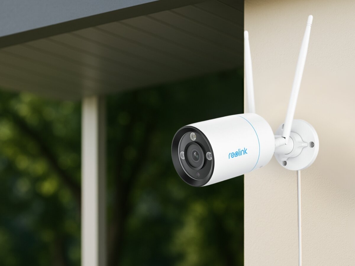Kamera REOLINK W330 - Dbaj o bezpieczeństwo, kamera przymocowana do elewacji budynku