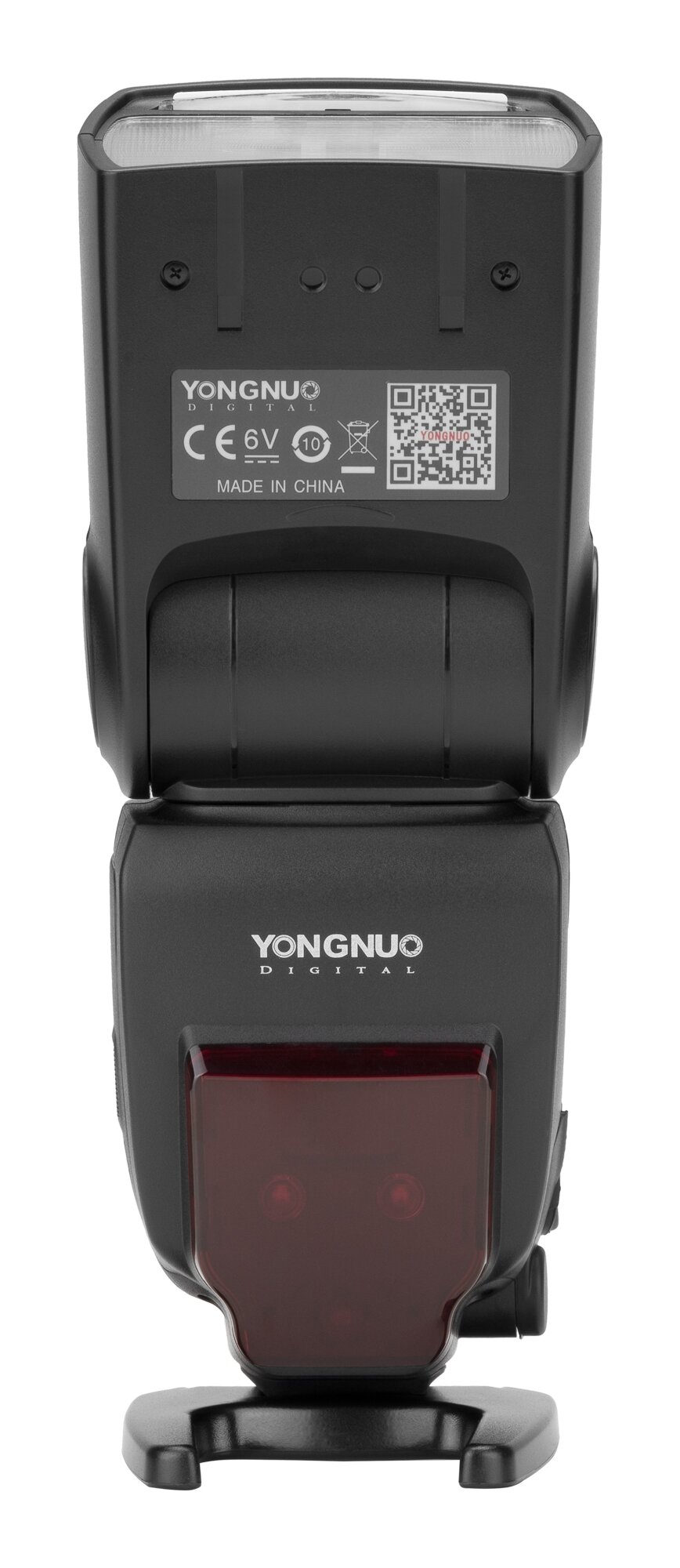 Czarna lampa błyskowa z widocznym logo \'YONGNUO DIGITAL\' oraz etykietą z informacjami technicznymi i kodem QR. Urządzenie posiada czerwony panel na przedniej części oraz podstawę do montażu.