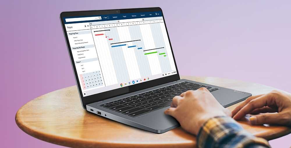 Osoba pracująca na laptopie, z widocznym projektem na ekranie.    - procesor Intel Core, dysk eMMC, RAM LPDDR5