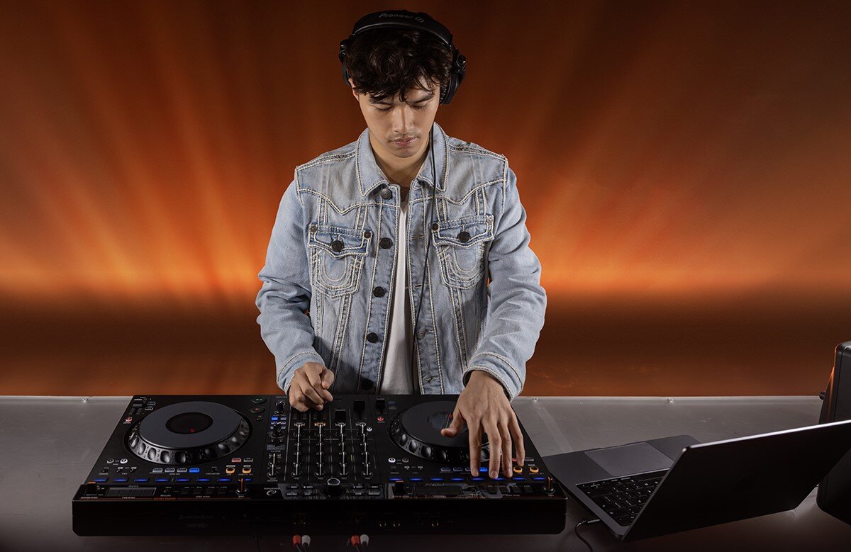 Kontroler DJ ALPHA THETA DDJ-GRV6 - Swoboda w wyborze sprzętu, mężczyzna tworzący muzykę na kontrolerze