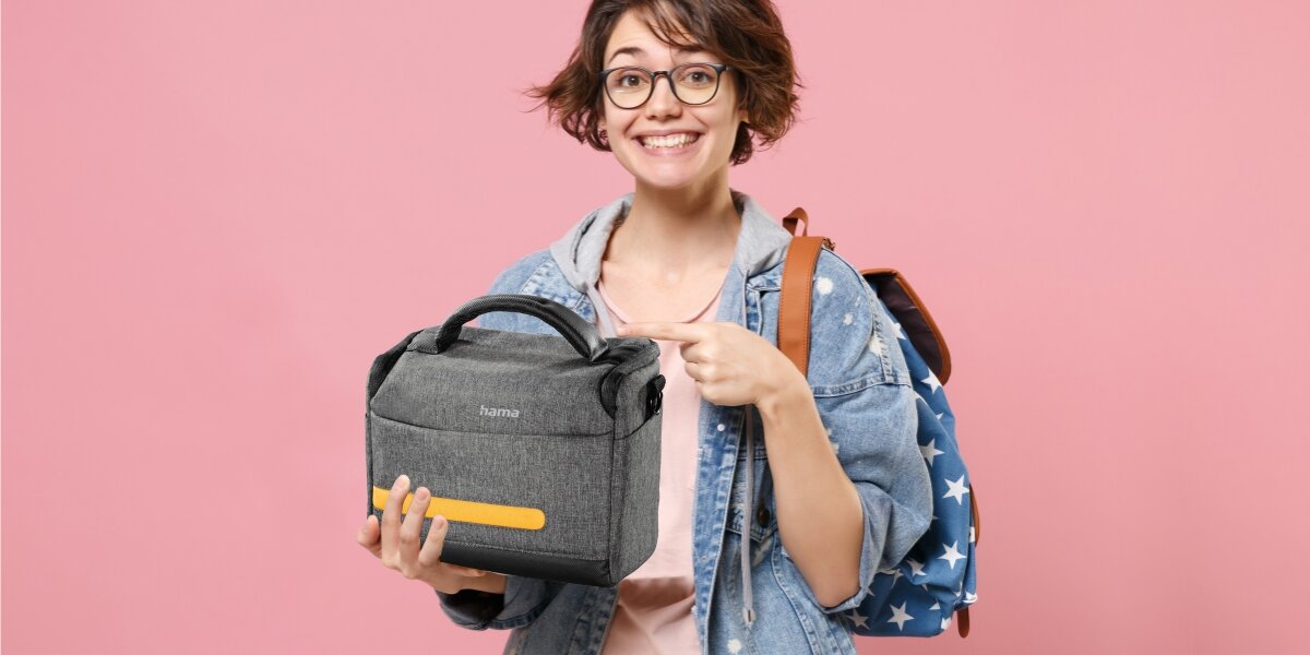 Torba HAMA Terra 130 kobieta trzymająca torbę w ręku na różowym tle