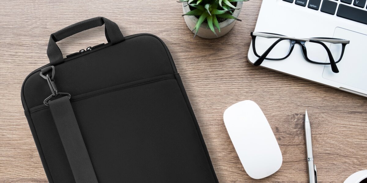 HAMA Business To Go torba na blacie obok laptop okulary