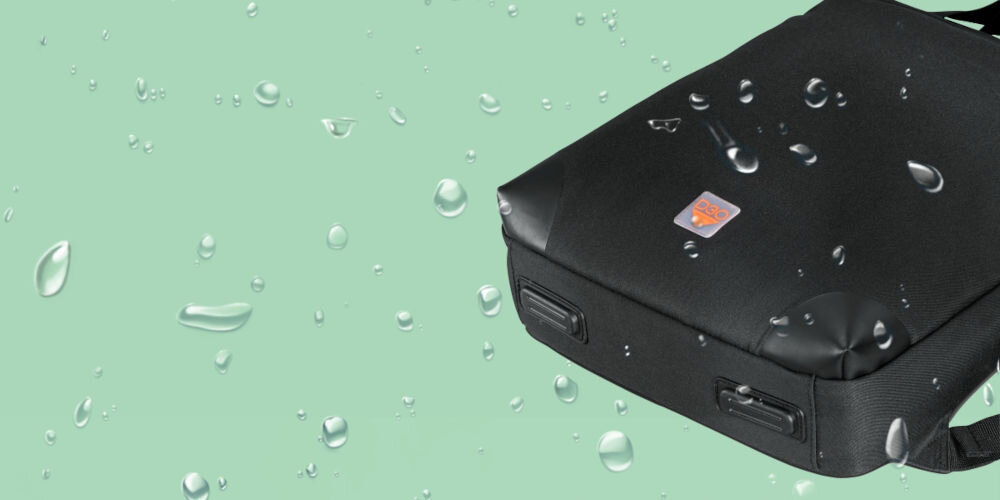 Plecak do laptopa HAMA Extreme Protect 16.2 cali Czarny prezentacja plecaka na zielonym tle krople wody na nim wodoodporny materiał zewnętrzny zabezpiecza zawartość plecaka elastyczne zapięcie ochrona przed przesuwaniem