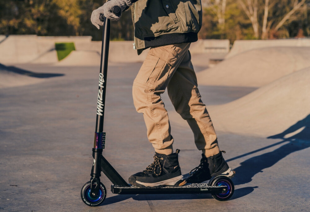 Hulajnoga wyczynowa LIONELO Whizz Wielokolorowy Czarno-fioletowy dynamiczna jazda ekscytujace triki dla milosnikow wyczynowej jazdy niezawodnosc komfort maksymalna frajda