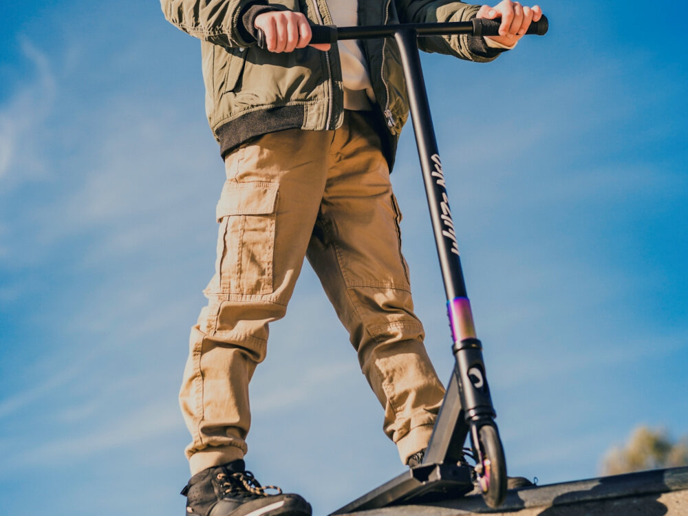 Hulajnoga wyczynowa LIONELO Whizz Wielokolorowy Czarno-fioletowy kierownica typu Y-bar z wysokiej jakosci aluminium wysokosc kierownicy 86 cm antyposlizgowe uchwyty