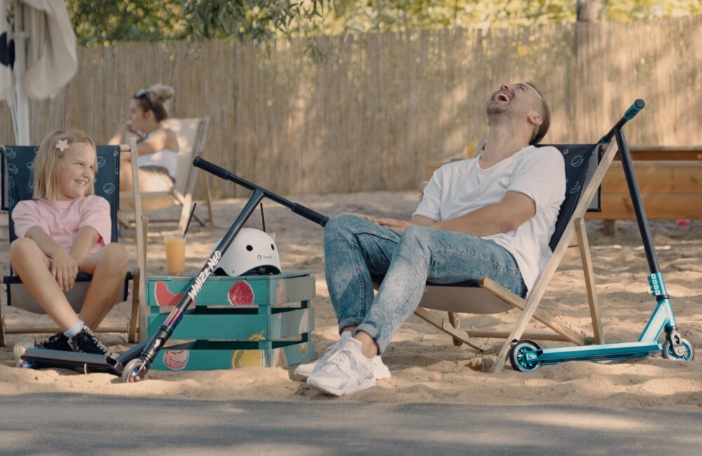 Hulajnoga wyczynowa LIONELO Whizz Wielokolorowy Czarno-fioletowy waga 4,25 kg latwe przenoszenie nie ma ostrych krawedzi bezpieczna komfortowa wyjatkowa grafika wykonana recznie przez Street Artowego artyste