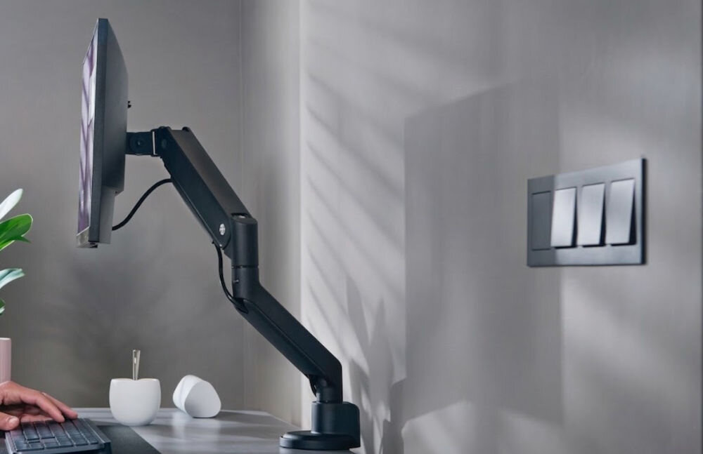 Uchwyt do monitora ONE FOR ALL DM4110 13-35 cali Czarny uchwyt na biurku w gabinecie z przymocowanym monitorem