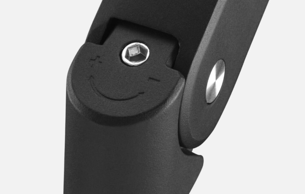 Uchwyt do monitora ONE FOR ALL DM4110 13-35 cali Czarny zbliżenie na regulację na jasnym tle regulacja napięcia, opór mechanizmu, kalibracja uchwytu, płynny ruch