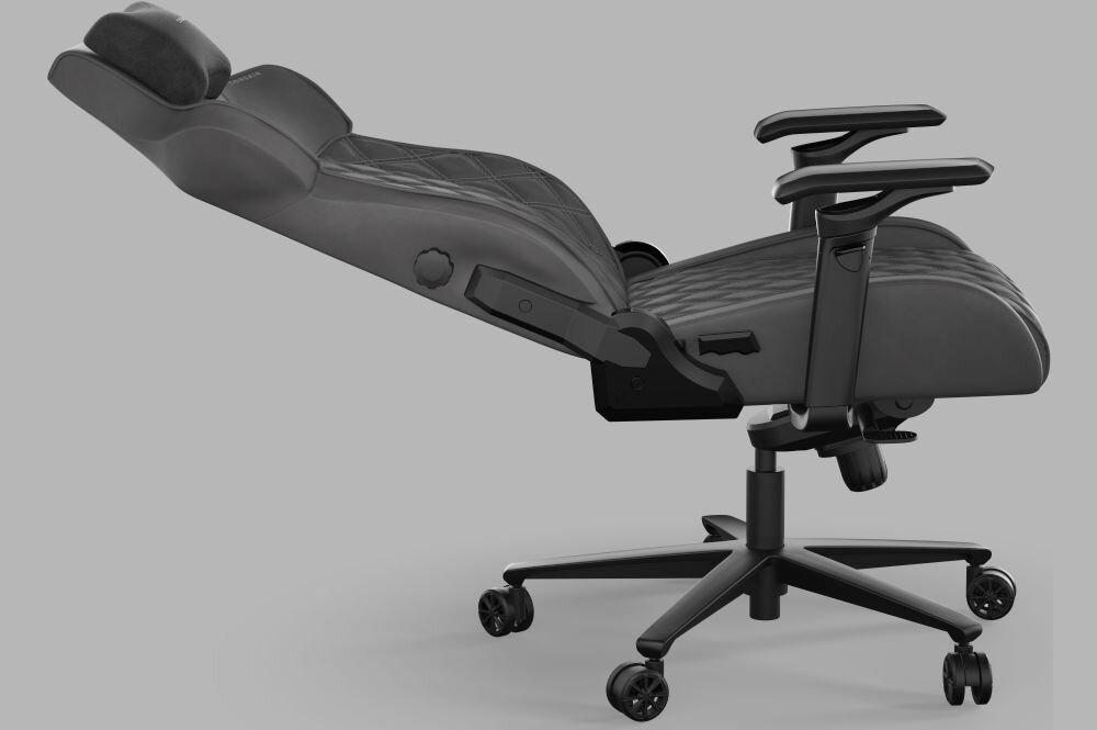 Fotel CORSAIR TC500 Luxe Grafitowy fotel wyposażono w regulowane oparcie o wymiarach ok. 55 cm szerokości i ok. 80 cm wysokości możliwość płynnej regulacji kąta nachylenia od 90° do 160° na zdjęciu fotel w pozycji półleżącej na szarym tle
