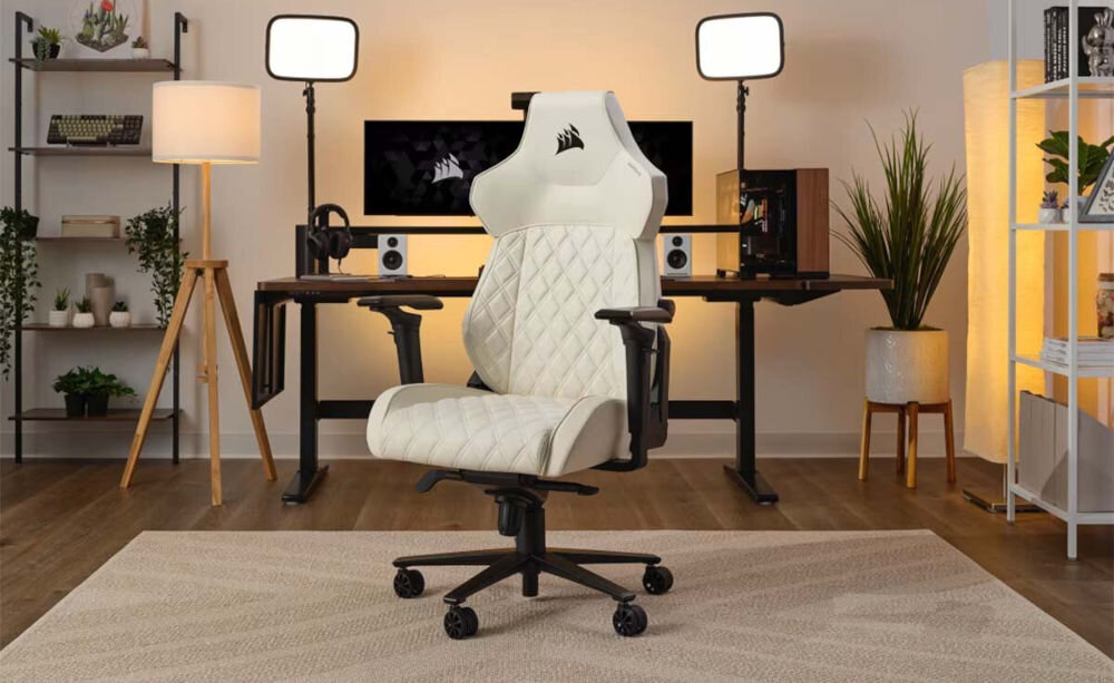 Fotel CORSAIR TC500 Luxe Kremowy fotel stojący w pokoju wyposażony w wytrzymałą stalową ramę i metalową podstawę wykończoną elegancką powłoką malowaną proszkowo, solidna konstrukcja wytrzymująca obciążenie do 120 kg