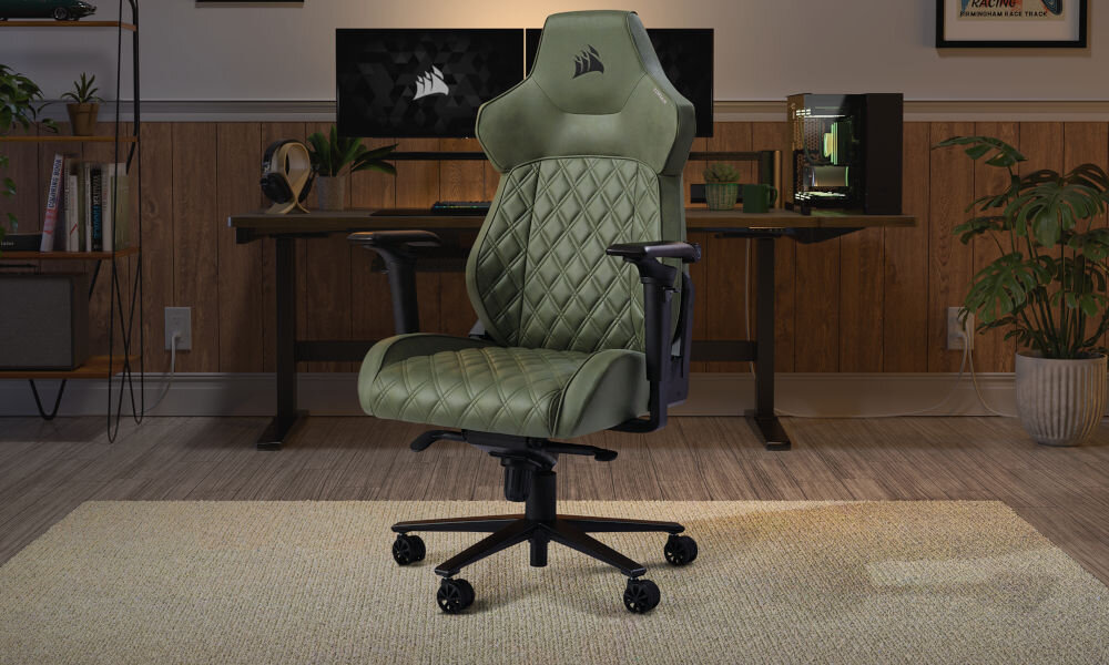 Fotel CORSAIR TC500 Luxe Ciemnozielony fotel stojący w pokoju wyposażony w wytrzymałą stalową ramę i metalową podstawę wykończoną elegancką powłoką malowaną proszkowo, solidna konstrukcja wytrzymująca obciążenie do 120 kg