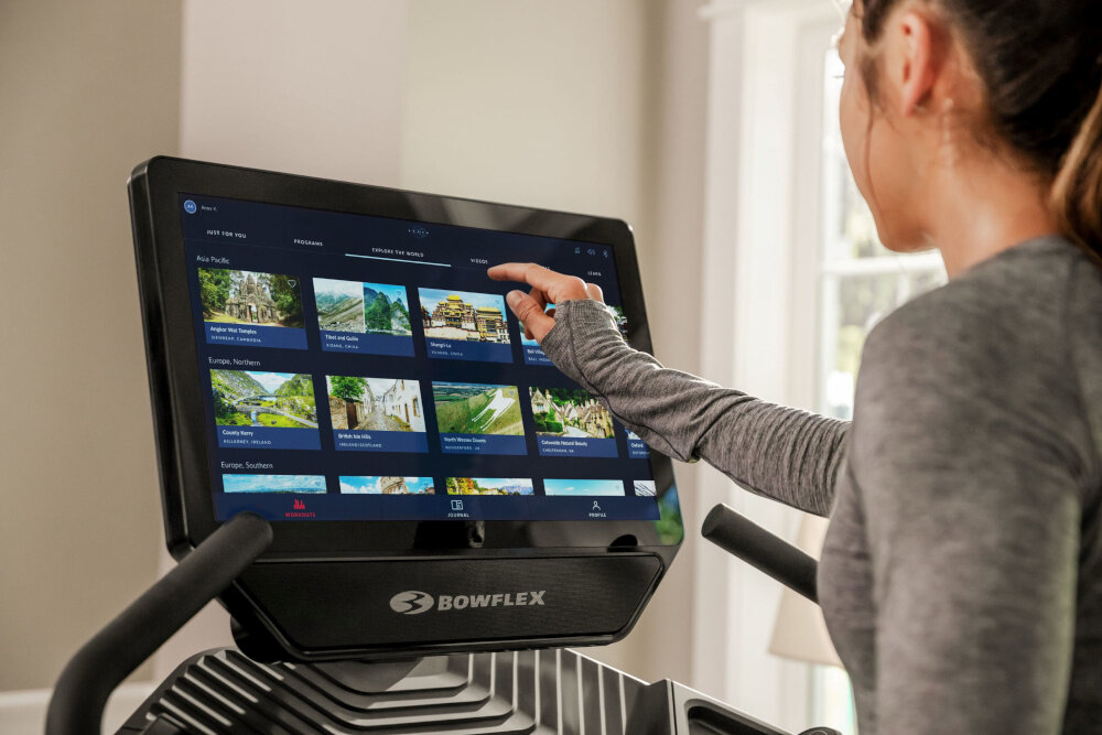 Bieżnia elektryczna BOWFLEX T56 2941W 20km-h widok na wyświetlacz osoba korzysta z wyświetlacza 10 wbudowanych programów treningowych poprawa wydolności zwiększenie wytrzymałości spalanie tłuszczu nie musisz samodzielnie modyfikować ustawień