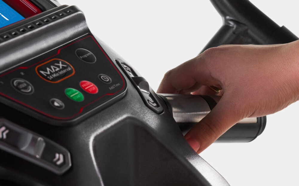 Orbitrek magnetyczno-powietrzny BOWFLEX M6i Max Trainer zbliżenie na przyciski na konsoli 5 programów treningowych innowacyjny program MAX Interval 14-minutowy program interwałowy intensyfikuje wysiłek