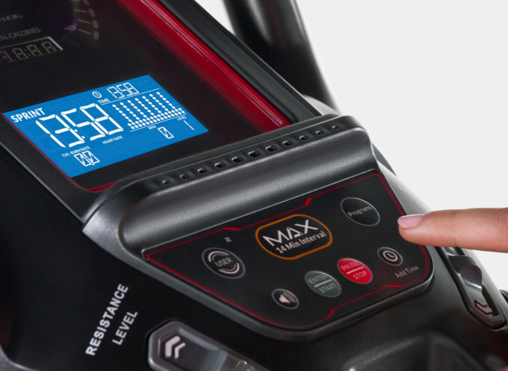 Orbitrek magnetyczno-powietrzny BOWFLEX M6i Max Trainer zbliżenie na wyświetlacz osoba wciska przyciski 7-calowy podświetlany wyświetlacz LCD synchronizacja z aplikacjami Bowflex JRNY i Explore the World