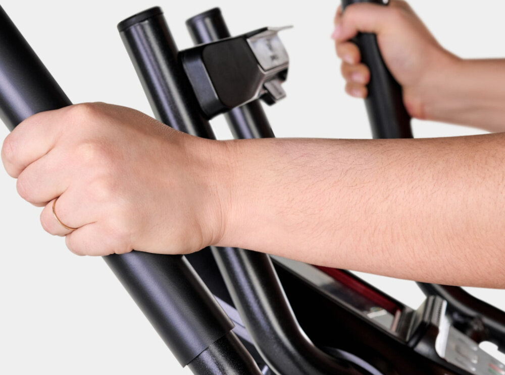 Orbitrek magnetyczno-powietrzny BOWFLEX M6i Max Trainer zbliżenie na uchwyty 3-pozycyjne ergonomiczne uchwyty różne angażowanie mięśni górnej partii ciała antypoślizgowe pedały