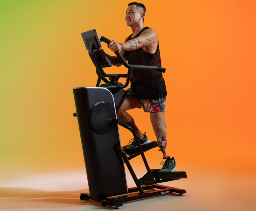 Orbitrek magnetyczny BOWFLEX SEi Max Trainer osoba trenuje na maszynie na kolorowym tle dla użytkowników o maksymalnej wadze do 136 kg dla osób początkujących i zaawansowanych solidna konstrukcja stabilność wysokiej jakości materiały