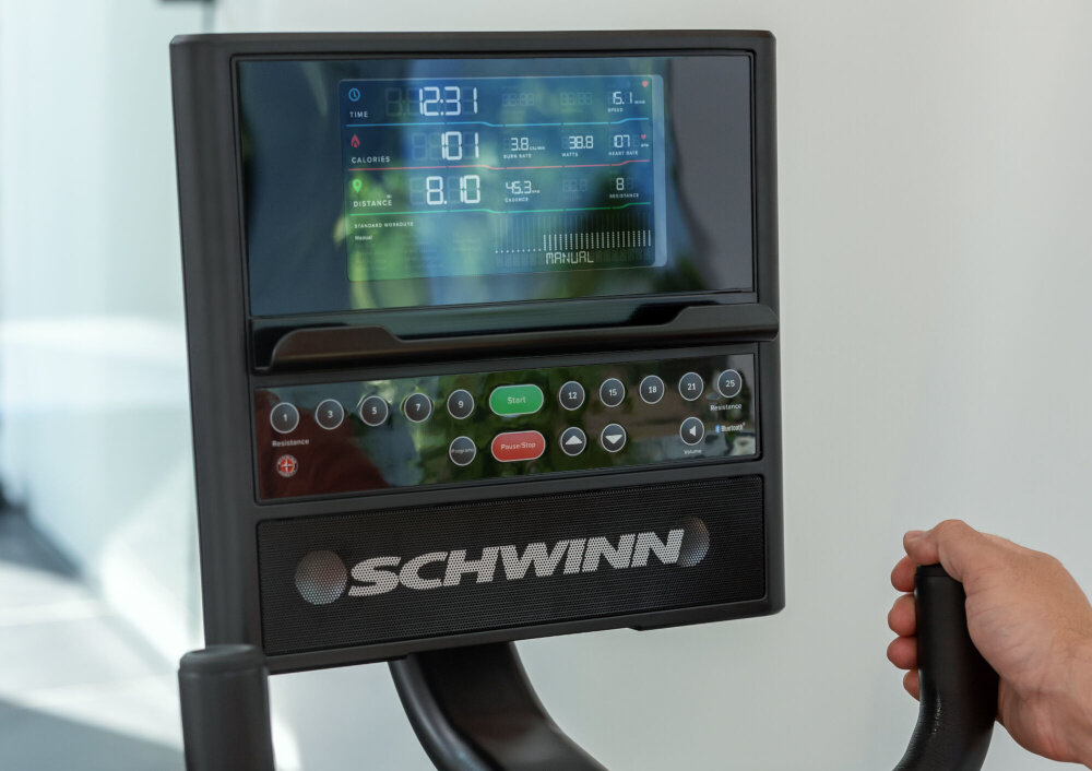 Rower magnetyczny SCHWINN R590 zbliżenie na wyświetlacz wbudowany 7-calowy ekran LCD śledzenie kluczowych parametrów pełna kontrola nad swoimi postępami możliwość monitorowania pulsu