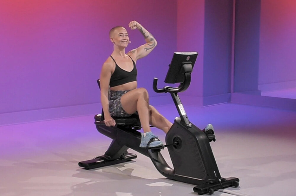 Rower magnetyczny SCHWINN R590 osoba siedzi na rowerze ćwicząć regulowane wyściełane i wentylowane siedzisko wysoki komfort regulacja kąta kierownicy dostosowanie pozycji do indywidualnych preferencji