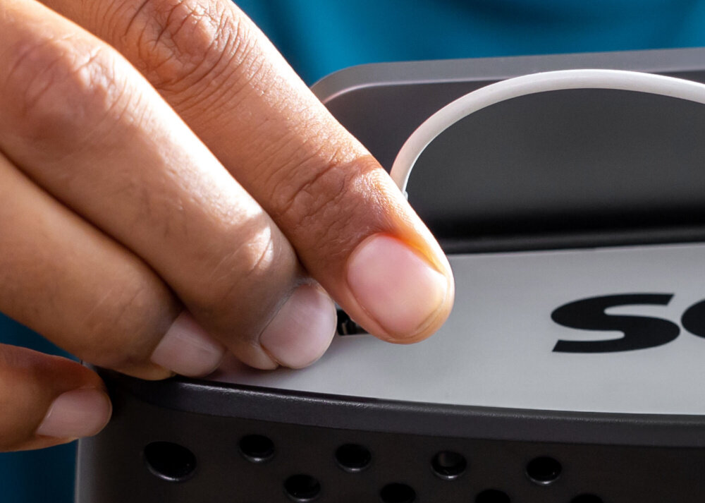 Rower magnetyczny SCHWINN R590 osoba wkłada kable USB w wejście USB praktyczne dodatki wbudowane głośniki Bluetooth port USB-A wygodny uchwyt na urządzenia mobilne wygoda rozrywka podczas treningu