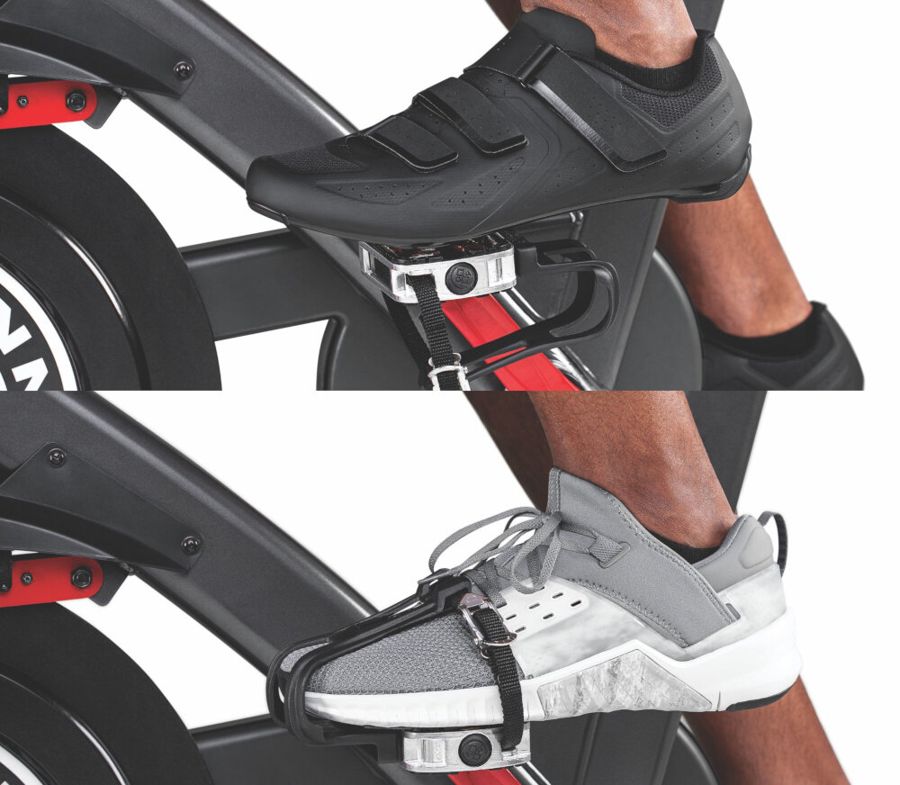 Rower spiningowy SCHWINN Indoor Cycling Schwinn 800IC zbliżenie na pedały dwustronne pedały z zaczepami SPD® pedały klatkami na palce bezpieczna wygodna jazda w butach sportowych w dedykowanych butach SPD