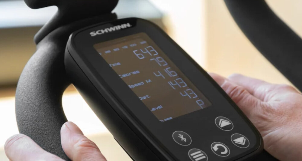 Rower spiningowy SCHWINN Indoor Cycling Schwinn 800IC zbliżeniena wyświetlacz podświetlana konsola LCD łatwy dostęp do danych treningowych precyzyjnie ocenić efektywność każdego treningu