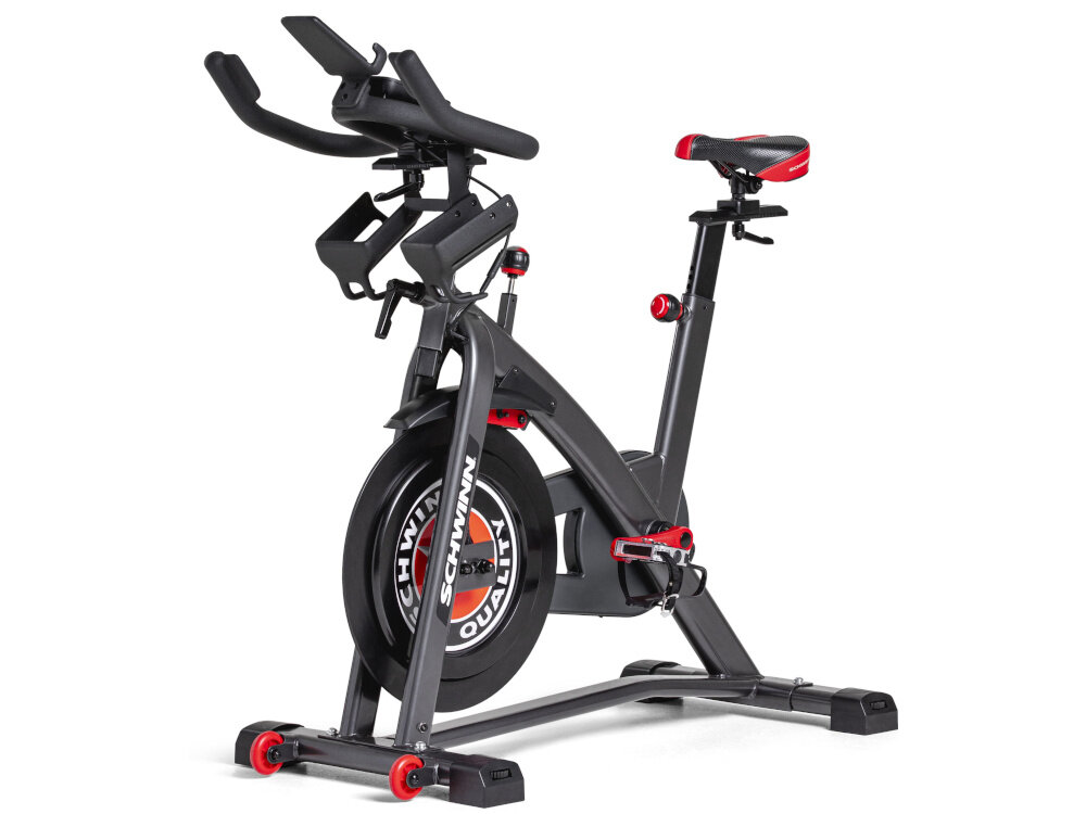 Rower spiningowy SCHWINN Indoor Cycling Schwinn 800IC urządzenie na białym tle widoczne od przodu po skosie rolki transportowe łatwy transport szybko schować urządzenie w dogodnym miejscu