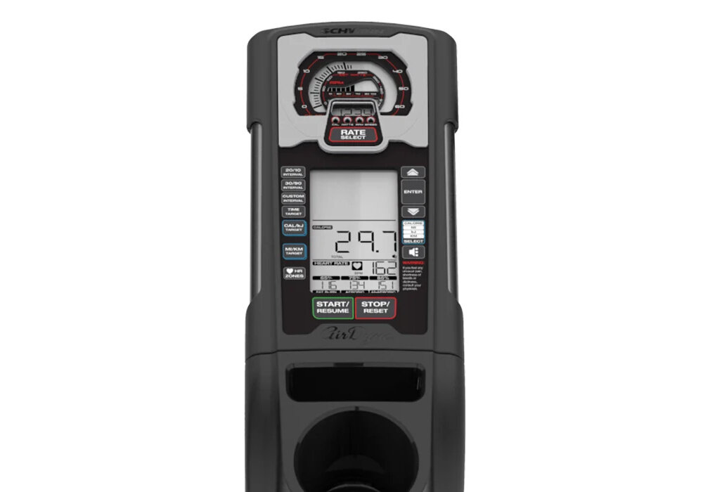 Rower powietrzny SCHWINN Airdyne AD8 zbliżenie na wyświetlacz na białym tle wielofunkcyjny wyświetlacz LCD wszystkie parametry pod stałą kontrolą telemetryczny pomiar tętna